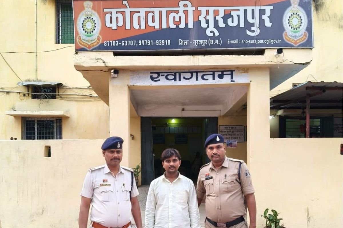 धोखाधड़ी मामले में फरार आरोपी सुनील विश्वकर्मा को सूरजपुर पुलिस ने किया गिरफ्तार, दो ट्रक समेत 1.5 करोड़ रुपए की संपत्ति भी जब्त