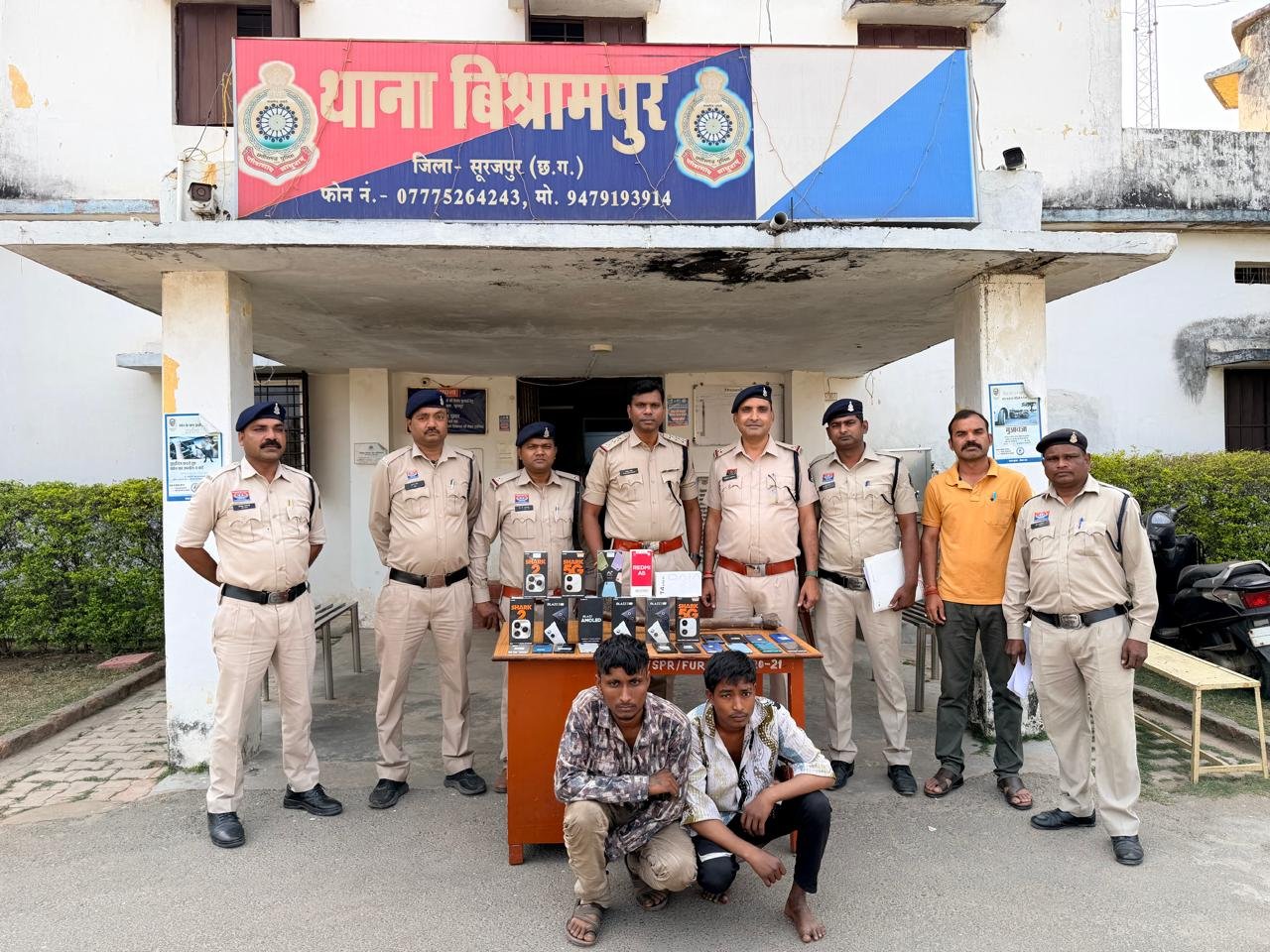 सूरजपुर में मोबाइल शॉप चोरी का खुलासा, दो आरोपी गिरफ्तार, पुलिस ने 17 नए और 10 पुराने मोबाइल किए बरामद