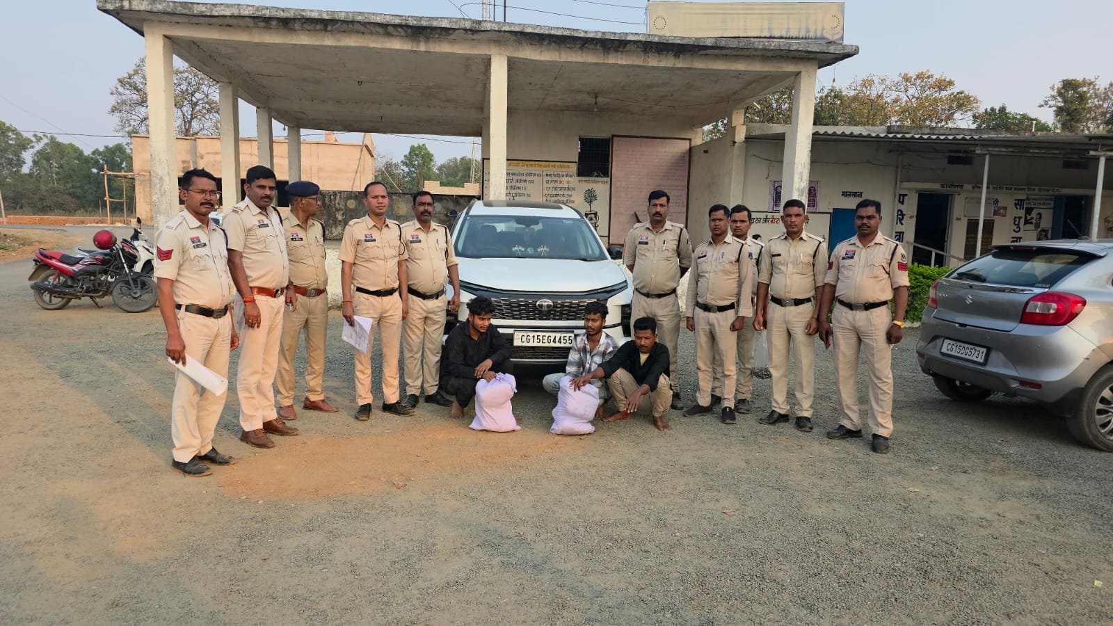 सूरजपुर पुलिस की बड़ी कार्रवाई, 8 किलो गांजा के साथ 3 गिरफ्तार, फरार दो आरोपियों की तलाश जारी