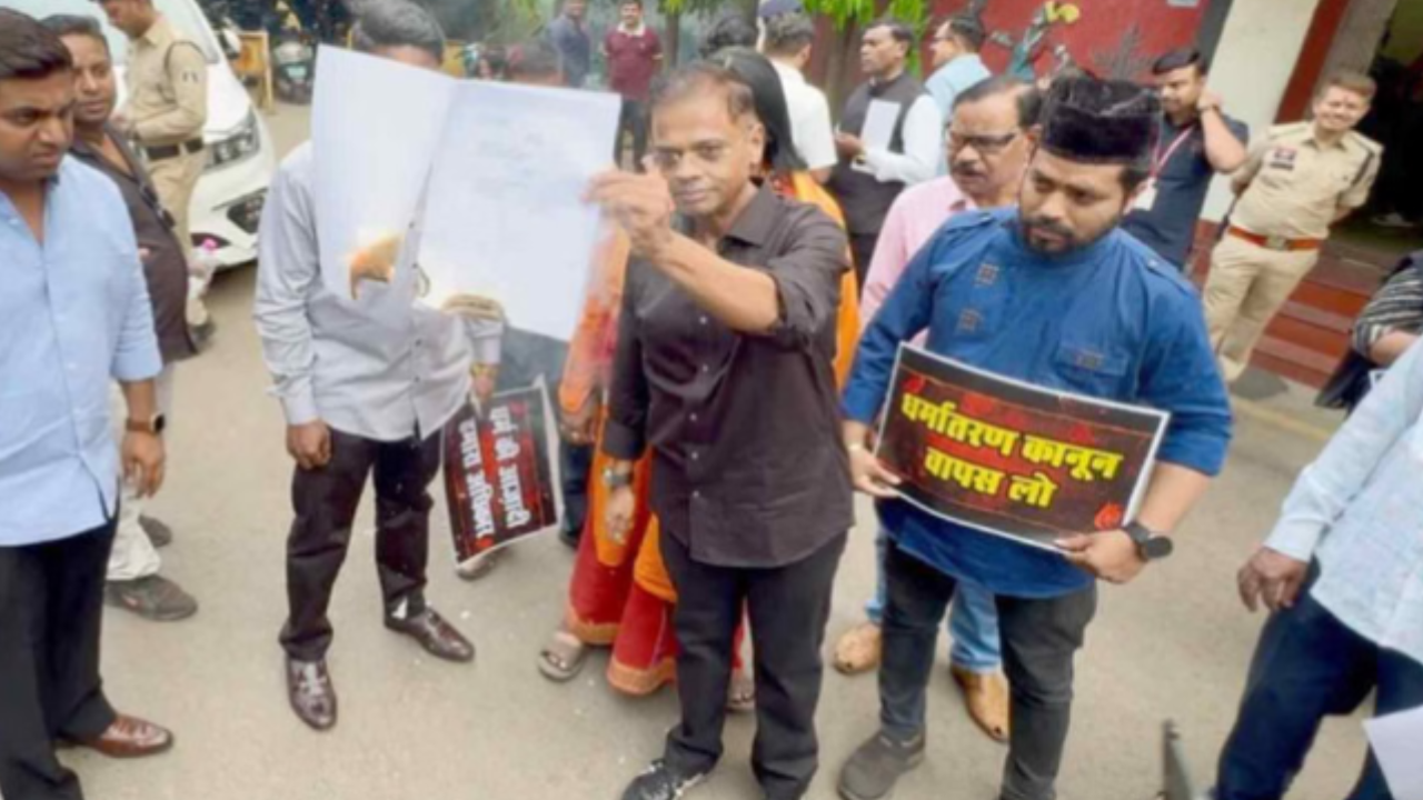 छत्तीसगढ़ में धर्मांतरण विधेयक का विरोध, जेसीसीजे सुप्रीमो अमित जोगी ने जलाई विधेयक की प्रति, सरकार से की ये मांगें