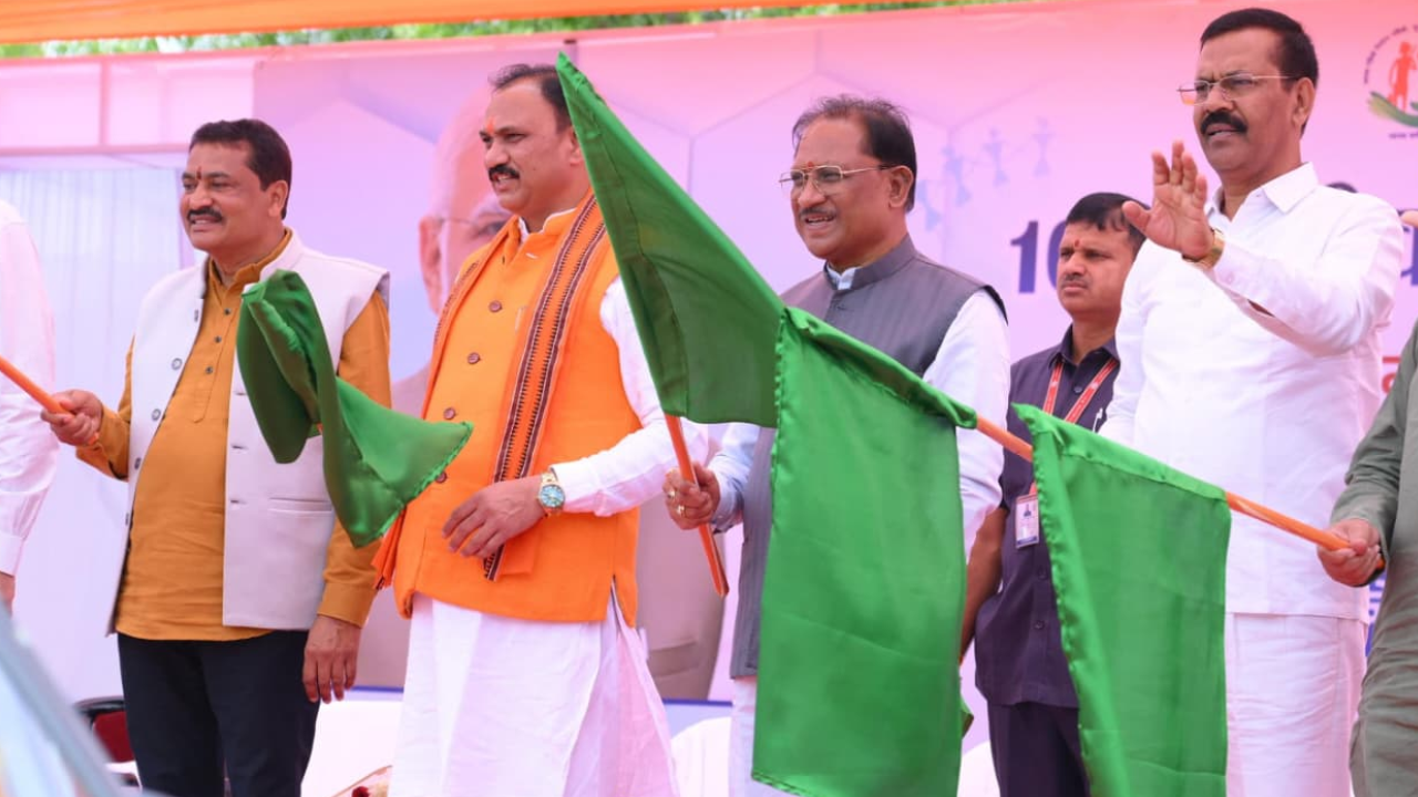 छत्तीसगढ़ में स्वास्थ्य सेवाओं का विस्तार, 370 एम्बुलेंस को हरी झंडी, 108 सेवा पूरे प्रदेश में शुरू