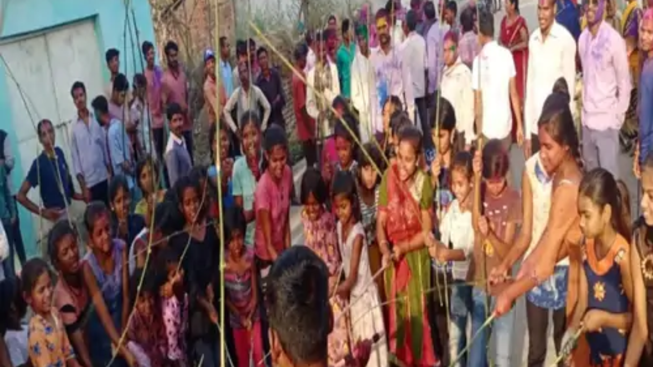 Chhattisgarh Holi Special: छत्तीसगढ़ के पंतोरा में 300 साल पुरानी ‘डंगाही होली’: कुंवारी कन्याएं बरसाती हैं लाठियां, बीमारी दूर होने की मान्यता