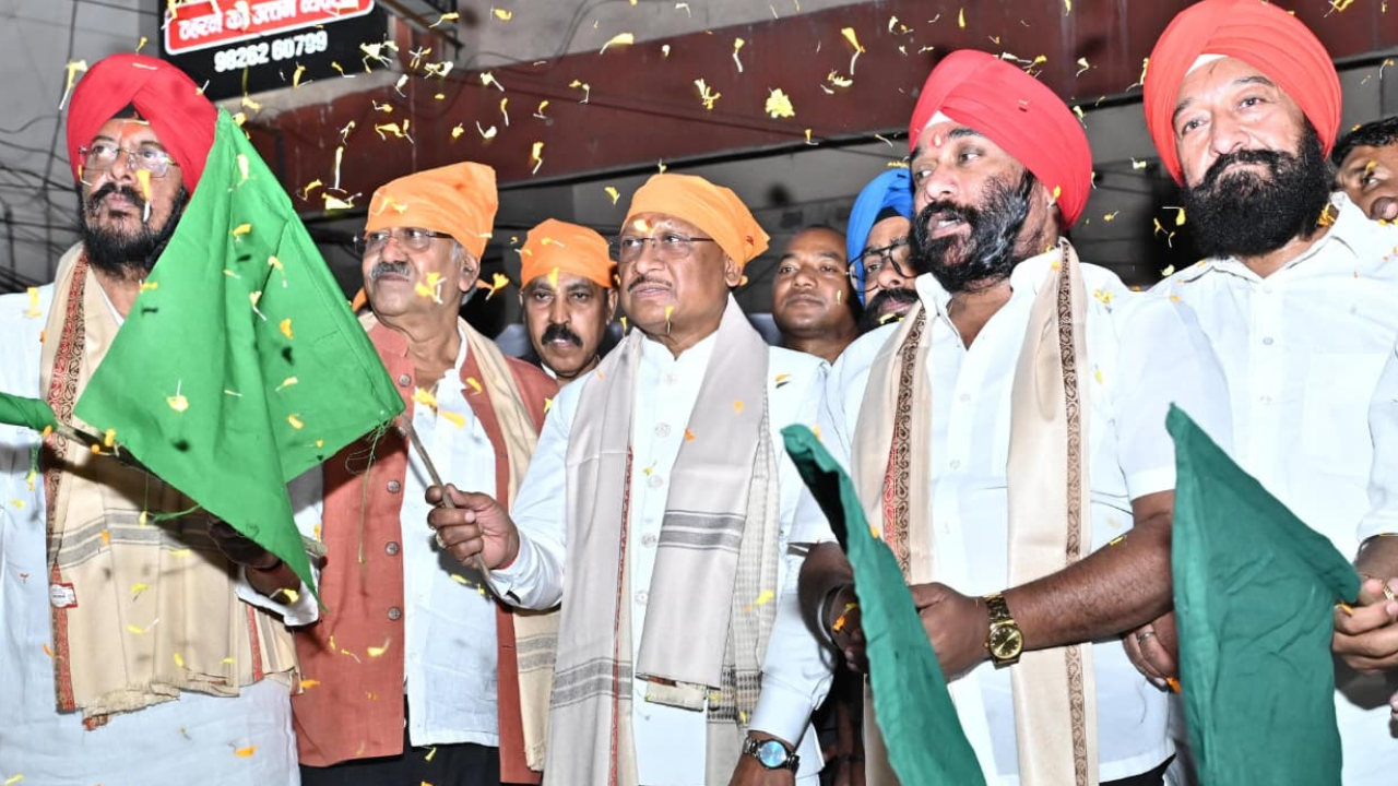 CG News: रायपुर में होला मोहल्ला यात्रा को सीएम विष्णु देव साय ने दिखाई हरी झंडी, 1200 श्रद्धालु नांदेड़-बीदर के लिए रवाना