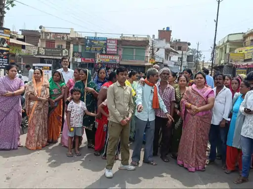 भिलाई में केनाल रोड के विरोध में चक्काजाम, लोग बोले- पहले 15 फीट बनने वाली थी सड़क, अब 30 फीट कर दिया, हम बेघर हो जाएंगे
