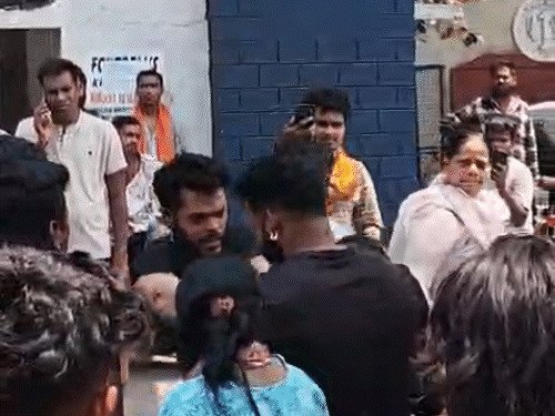 भिलाई के खुर्सीपार में गैस एजेंसी पर हंगामा, सिलेंडर लेने पहुंचे युवक से बाउंसरों की मारपीट, वीडियो वायरल होने के बाद लोगों में भारी आक्रोश