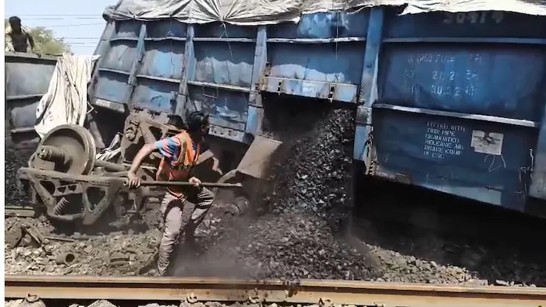रेल ट्रैक पर कोयले से भरी मालगाड़ी के पांच डिब्बे उतरे, अप-डाउन ट्रेन हुई प्रभावित, सुधार कार्य जारी