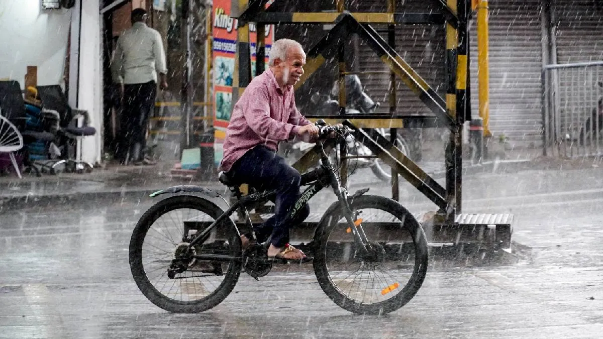 Aaj Ka Mausam: फिर बदला मौसम का मिजाज, कई राज्यों में बारिश के साथ ओलावृष्टि का अलर्ट, जानिए दिल्ली में कैसा रहेगा मौसम