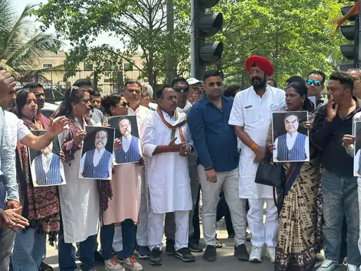 रायपुर में असम सीएम हिमंत बिस्वा सरमा का पुतला दहन, खड़गे पर टिप्पणी से गरमाई सियासत, पुलिस और कांग्रेसियों के बीच हुई झूमा-झटकी