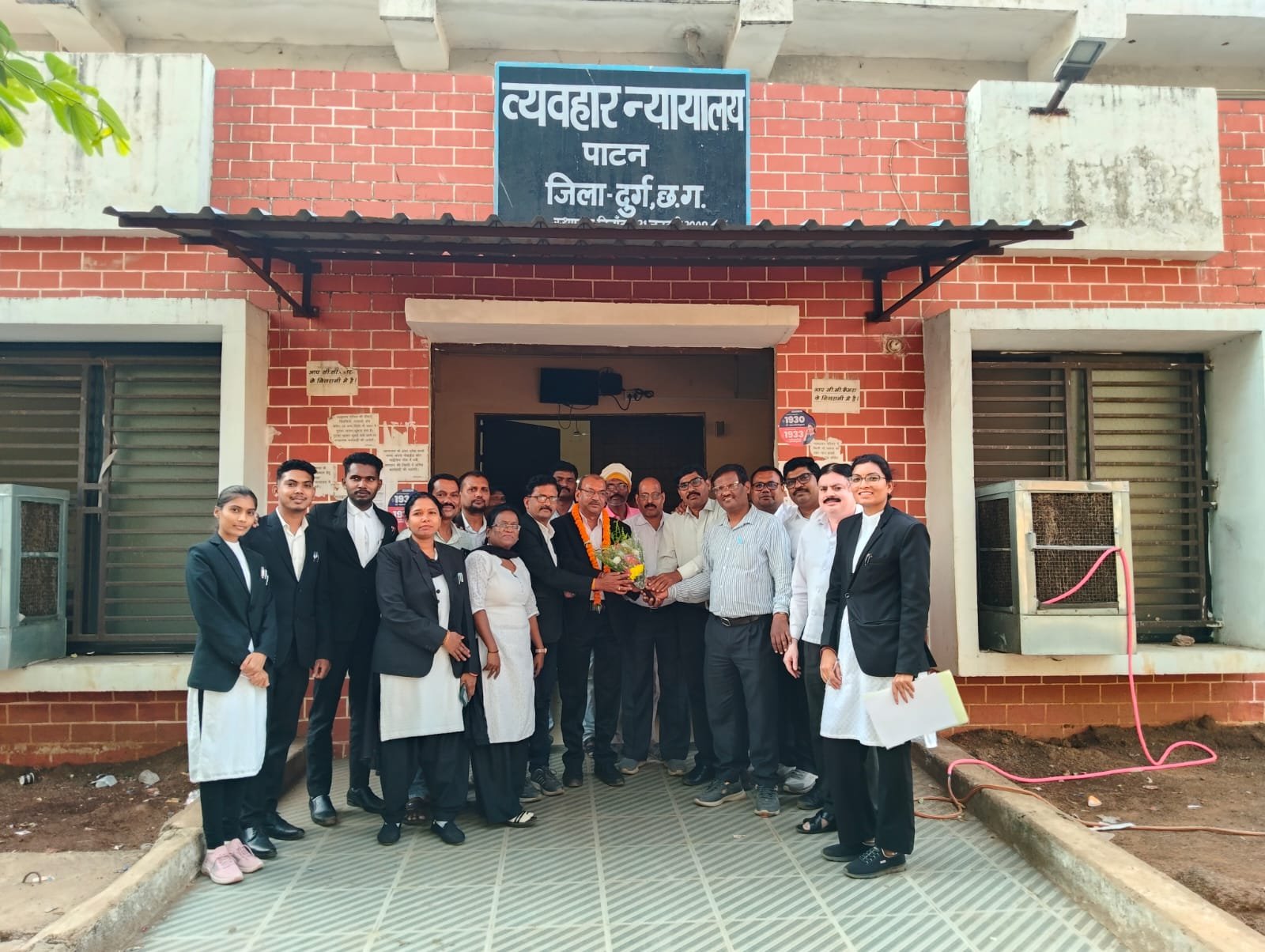 दुर्ग जिला अधिवक्ता संघ चुनाव संपन्न, पाटन के केशव वर्मा बने कार्यकारिणी सदस्य, न्यायालय परिसर में अधिवक्ताओं ने मनाई खुशी