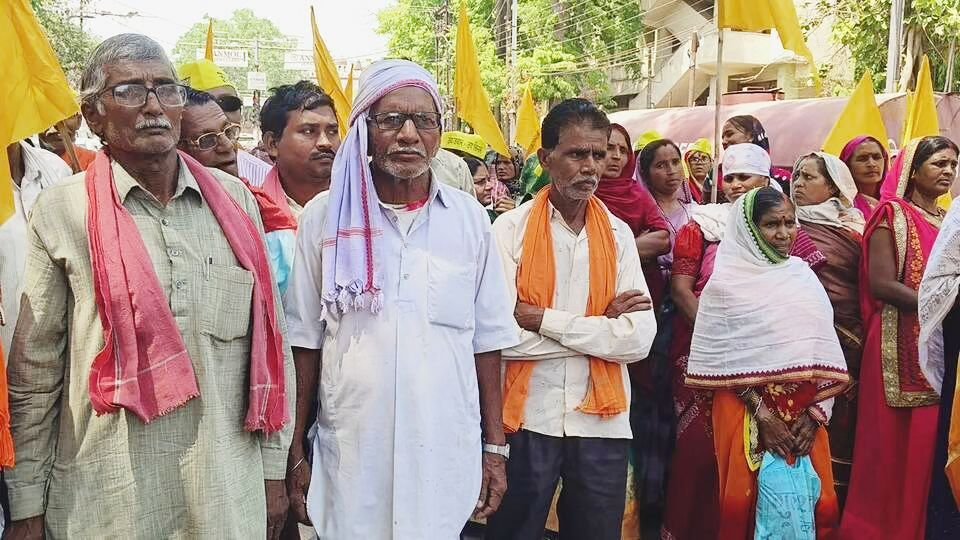 दुर्ग में 40 साल पुराना भूमि अधिग्रहण मुआवजा विवाद गहराया, किसानों ने कलेक्ट्रेट में प्रदर्शन कर तत्काल भुगतान की मांग उठाई