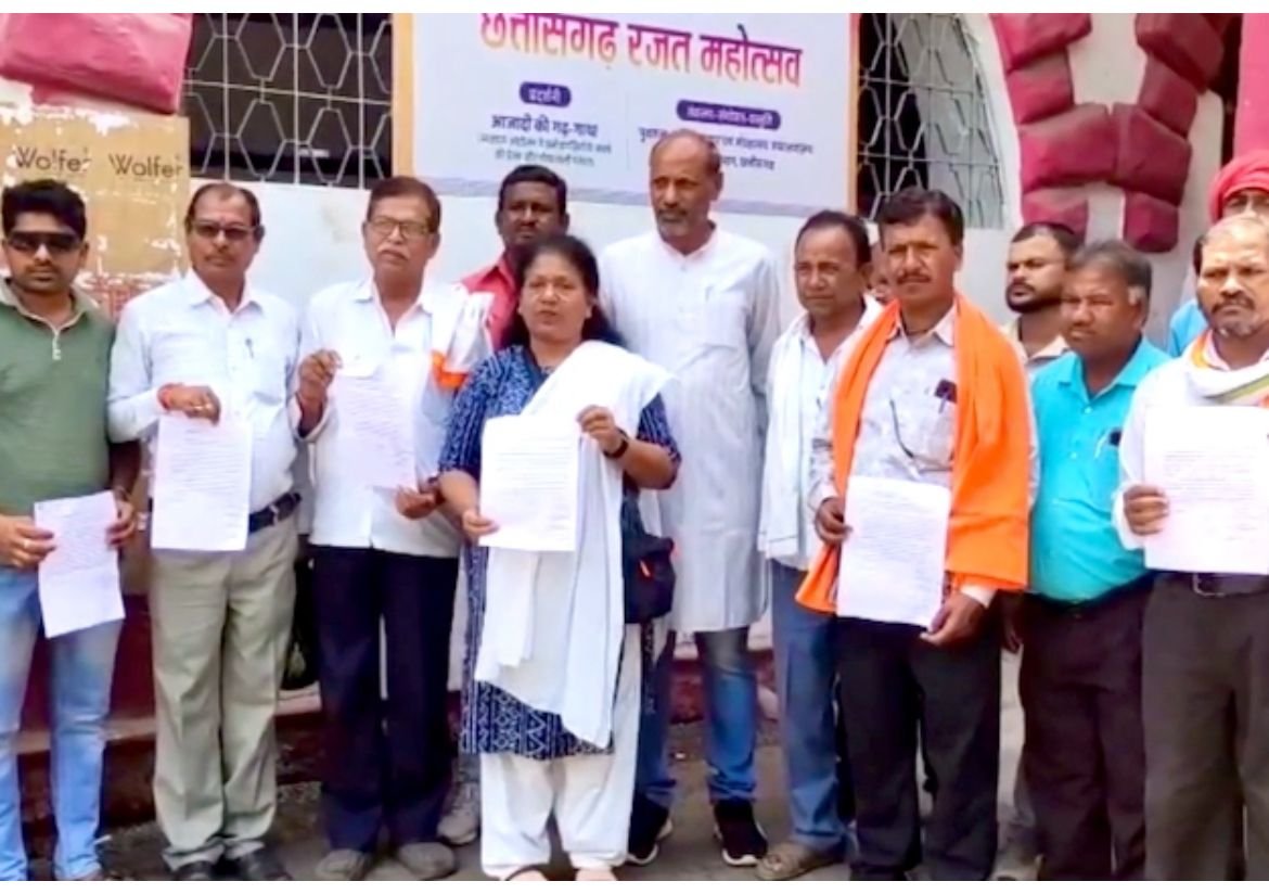 प्रधानमंत्री आवास योजना से वंचित हजारों ग्रामीणों ने दुर्ग कलेक्टर कार्यालय पर किया प्रदर्शन, आवेदन के बावजूद नहीं मिला लाभ, सिस्टम की खामियों पर उठाए गंभीर सवाल