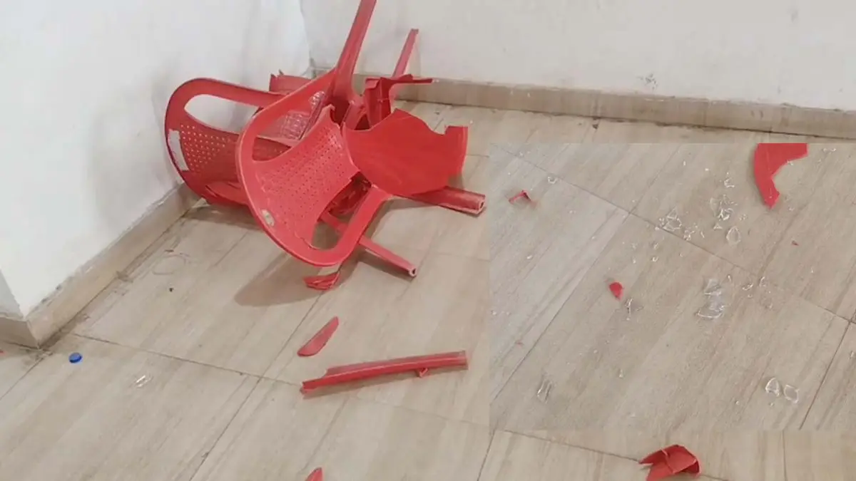 महासमुंद जिला कांग्रेस कार्यालय में जमकर मारपीट, दो पदाधिकारी आपस में भिड़े, कुर्सियां तोड़ीं-कांच फोड़े गए