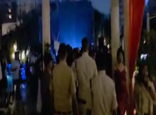 रायपुर के ‘फर्जी कैफे’ में पुलिस की रेड, लेटनाइट चल रही थी पार्टी, कैमरा लेकर पहुंचे अफसर