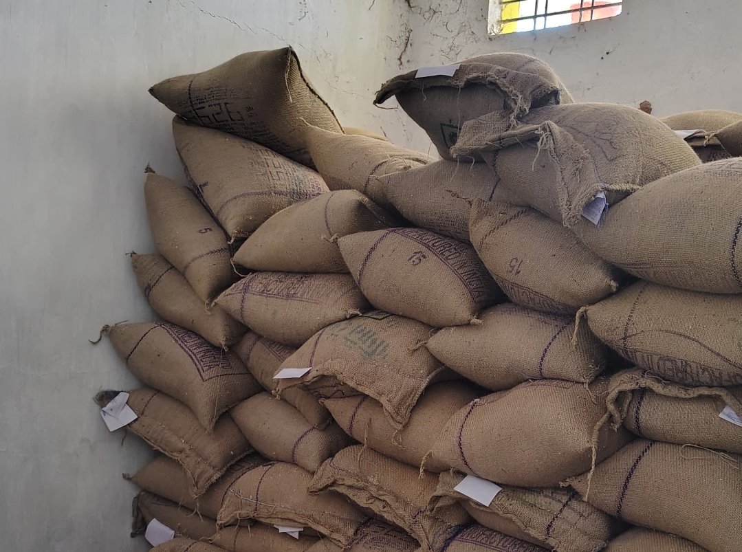 सूरजपुर के भैयाथान में पंचायत भवन बना गोदाम, जनप्रतिनिधियों ने जताई नाराजगी, कई बार शिकायत के बाद भी नहीं हुई कार्रवाई