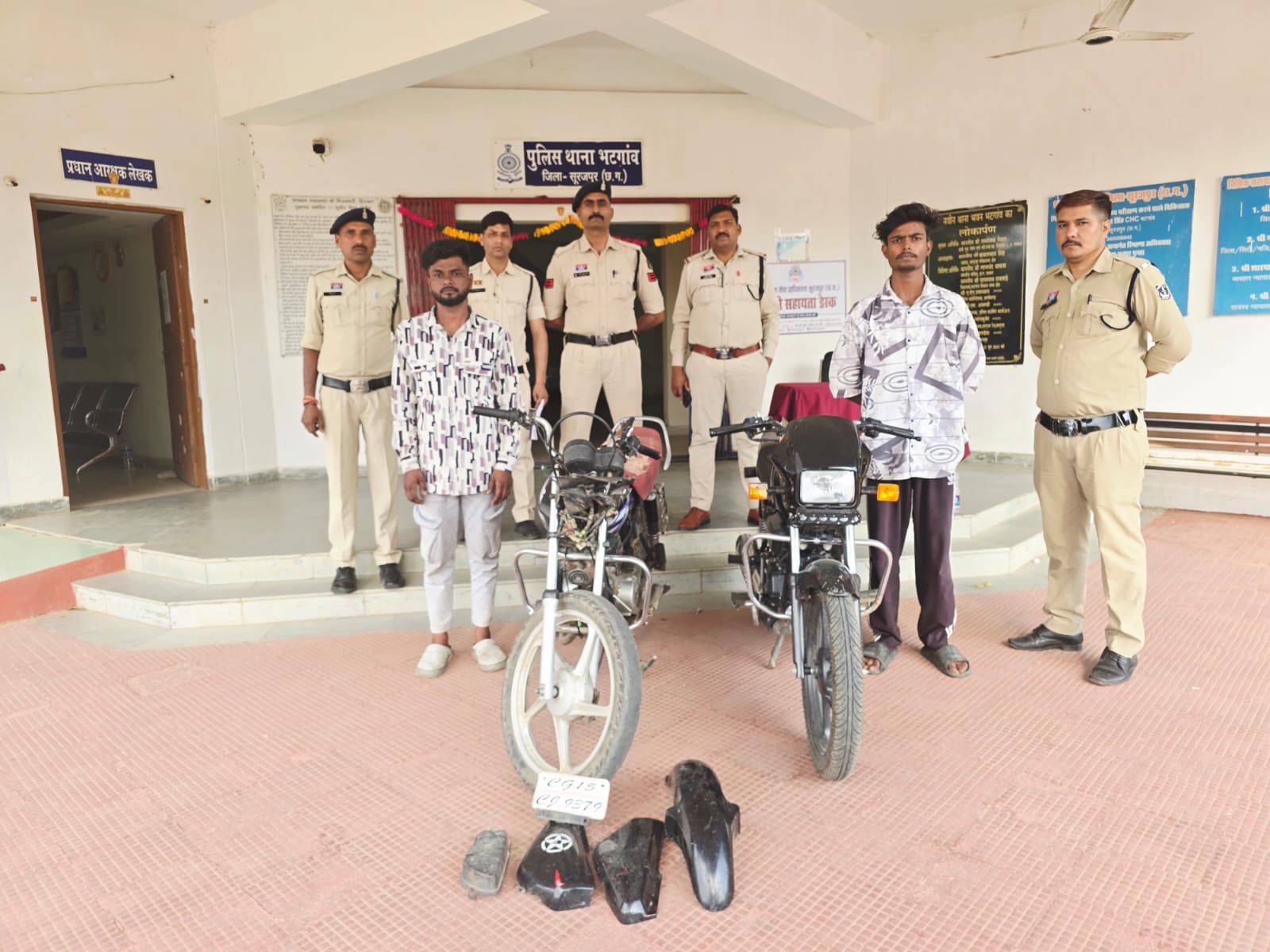 सूरजपुर के भटगांव में चोरी की मोटरसाइकिल बरामद, सीसीटीवी की मदद से पुलिस ने दो आरोपियों को गिरफ्तार