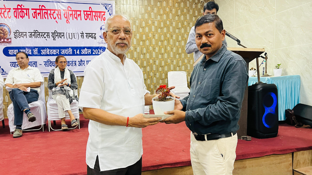 अंबेडकर जयंती पर पत्रकारिता और लोकतंत्र पर चर्चा, कार्यक्रम में पत्रकार शुभम् वर्मा ने ली कोषाध्यक्ष पद की शपथ