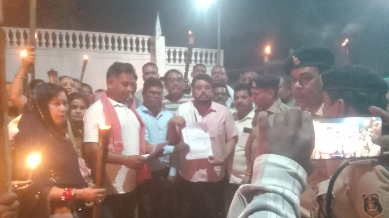 उतई में शर्मनाक घटना के विरोध में मशाल रैली: आरोपी को फांसी देने की मांग, राज्यपाल के नाम सौंपा ज्ञापन