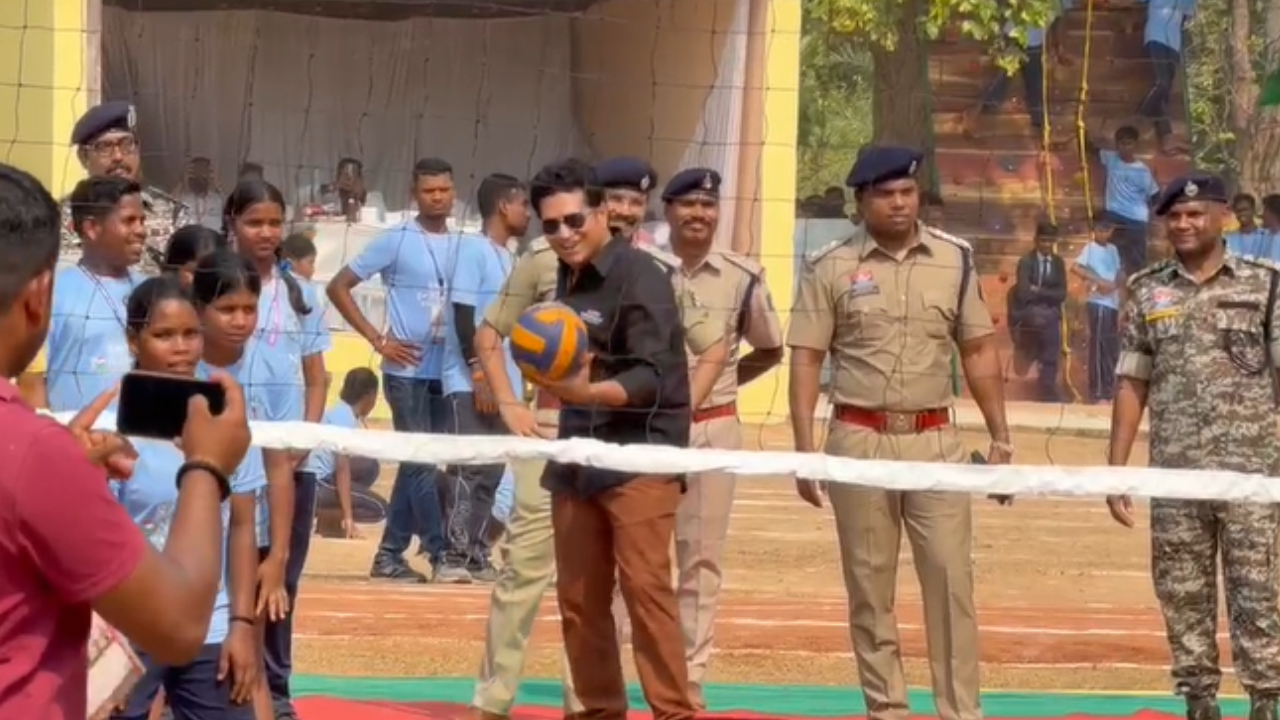 बस्तर में ‘क्रिकेट के भगवान’ सचिन तेंदुलकर का अलग अंदाज, वॉलीबॉल और रस्साकशी में आजमाया हाथ