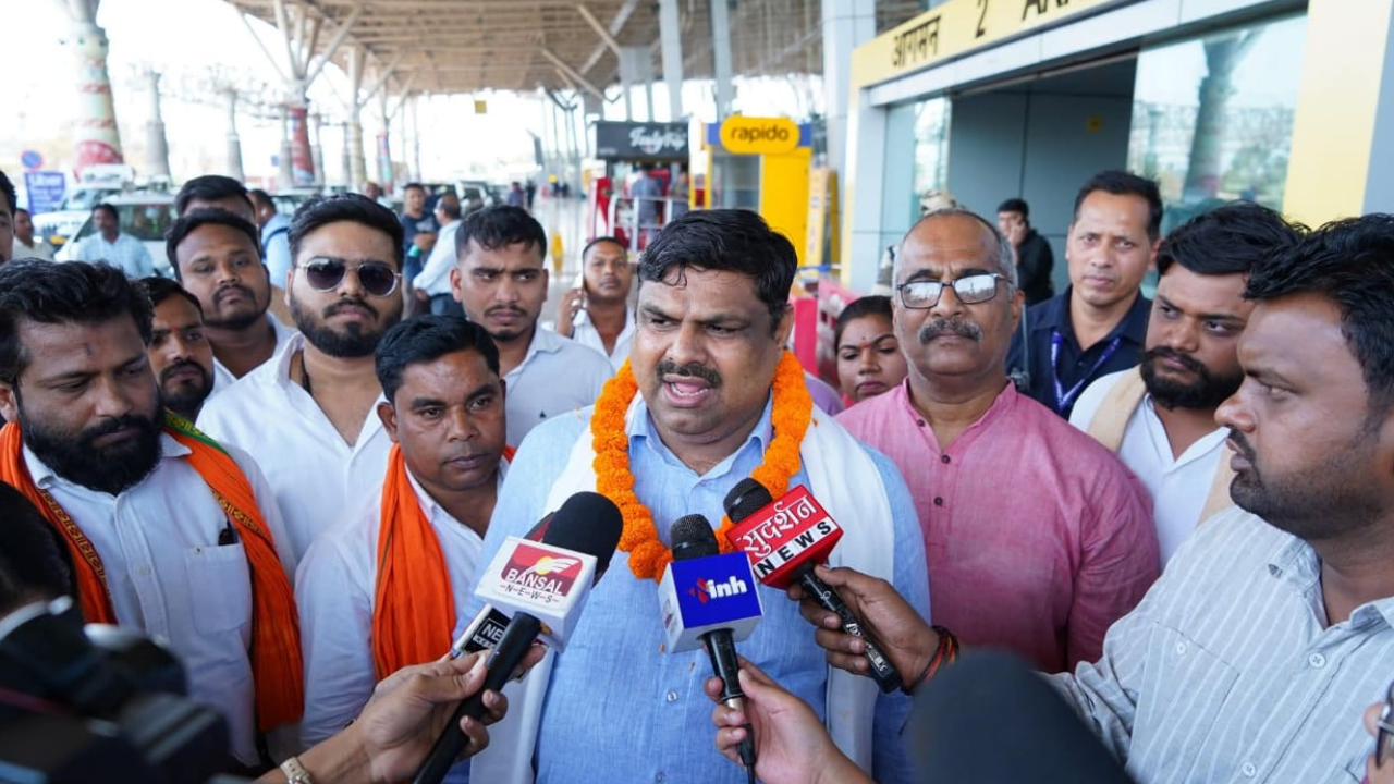 पश्चिम बंगाल से लौटे गजेन्द्र यादव का रायपुर एयरपोर्ट पर भव्य स्वागत, भाजपा की जीत का जताया भरोसा