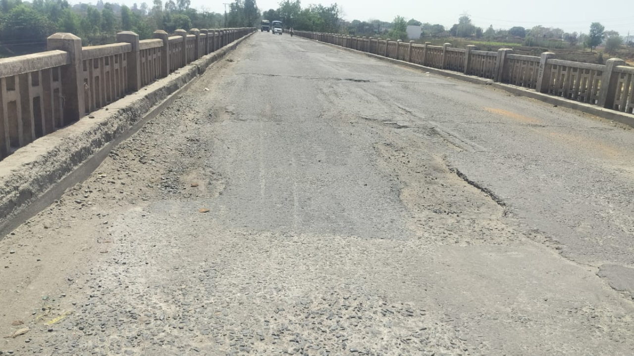 सूरजपुर जिले के प्रतापपुर क्षेत्र में डेढ़ महीने में ही उखड़ा भैंसामुंडा महानदी पुल, लाखों की मरम्मत पर सवाल