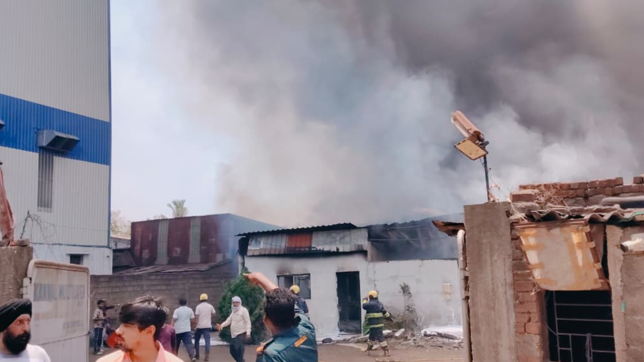 रायपुर में प्लास्टिक फैक्ट्री में भीषण आग, एक घंटे से जारी बुझाने की कोशिश, इलाके में हड़कंप