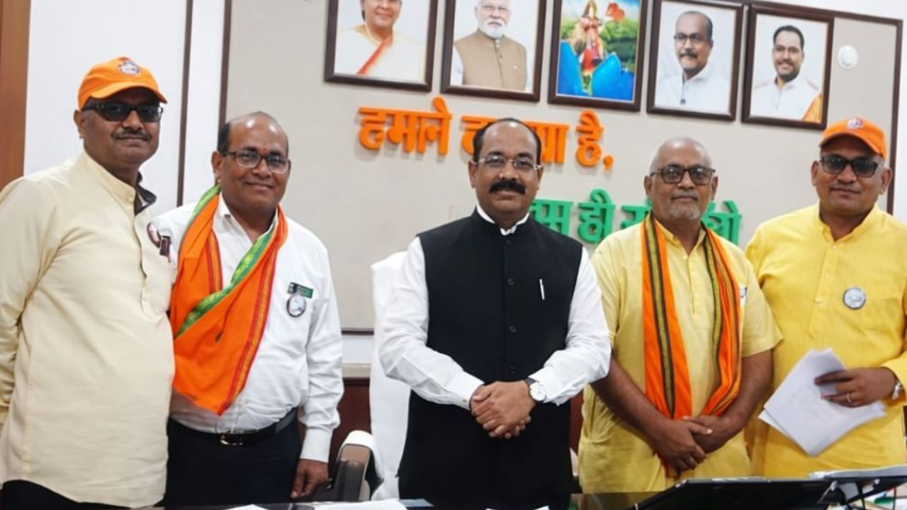 Chhattisgarh Durg News: दुर्ग में ऐतिहासिक धरोहर संरक्षण और पेंशनरों की सुविधाओं को लेकर सौंपा गया ज्ञापन, अरुण साव ने दिया आश्वासन