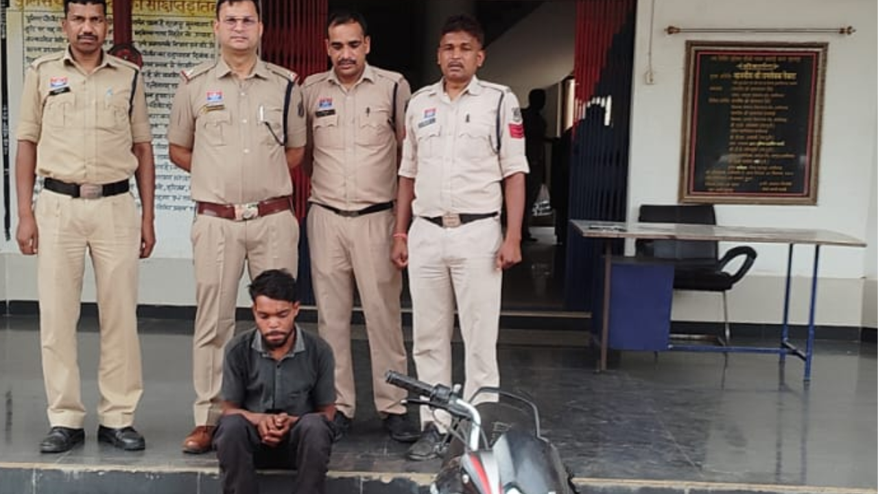 सूरजपुर: चोरी की मोटरसाइकिल के साथ एक आरोपी गिरफ्तार, एक अन्य फरार की तलाश जारी