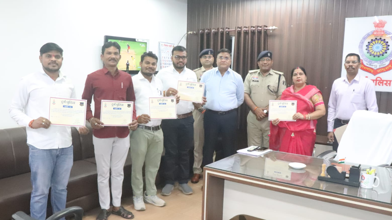 नगर पंचायत अध्यक्ष योगेश निक्की भाले और टीम ने समय रहते युवक की बचाई जान, दुर्ग एसपी ने किया सम्मानित