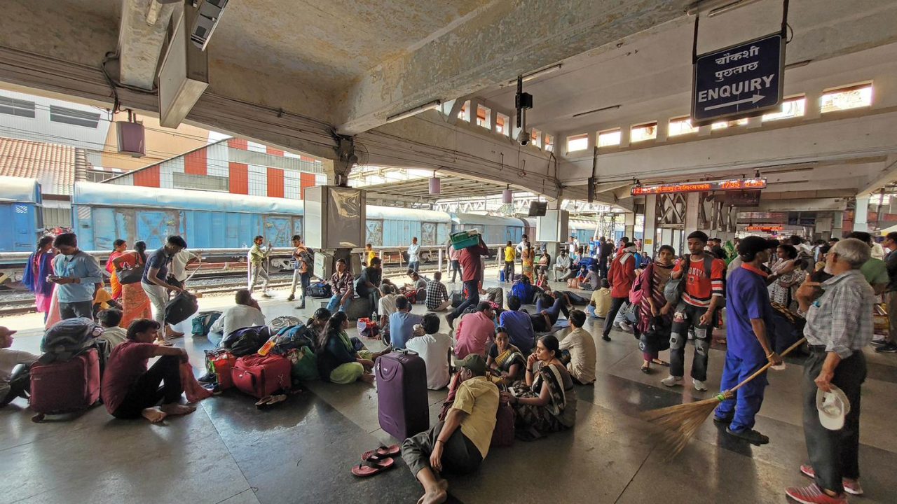 Chhattisgarh Trains Cancelled: बिलासपुर रेलवे जोन में फिर ट्रेनों पर ब्रेक: 10 ट्रेनें रद्द, 14 सेवाएं प्रभावित, यात्री परेशान