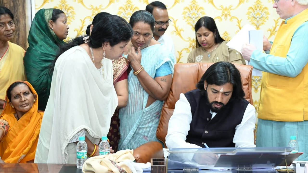 आरंग जनदर्शन में 179 आवेदन प्राप्त, मंत्री गुरु खुशवंत साहेब के निर्देश पर अधिकांश का मौके पर समाधान, जल संकट को दी विशेष प्राथमिकता