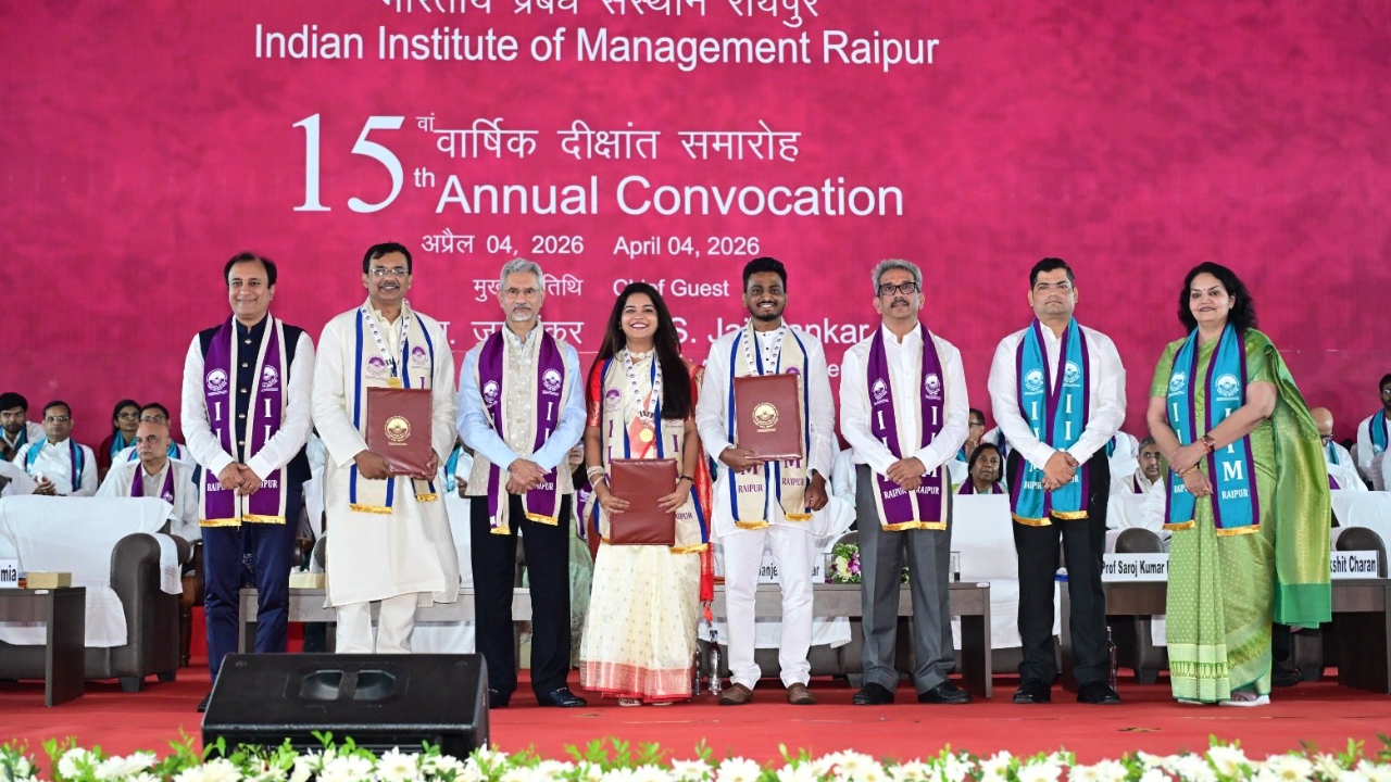 IIM रायपुर के 15वें दीक्षांत समारोह में शामिल हुए विदेश मंत्री डॉ. एस. जयशंकर, स्नातकों को विकसित भारत के लिए नेतृत्व की प्रेरणा दी