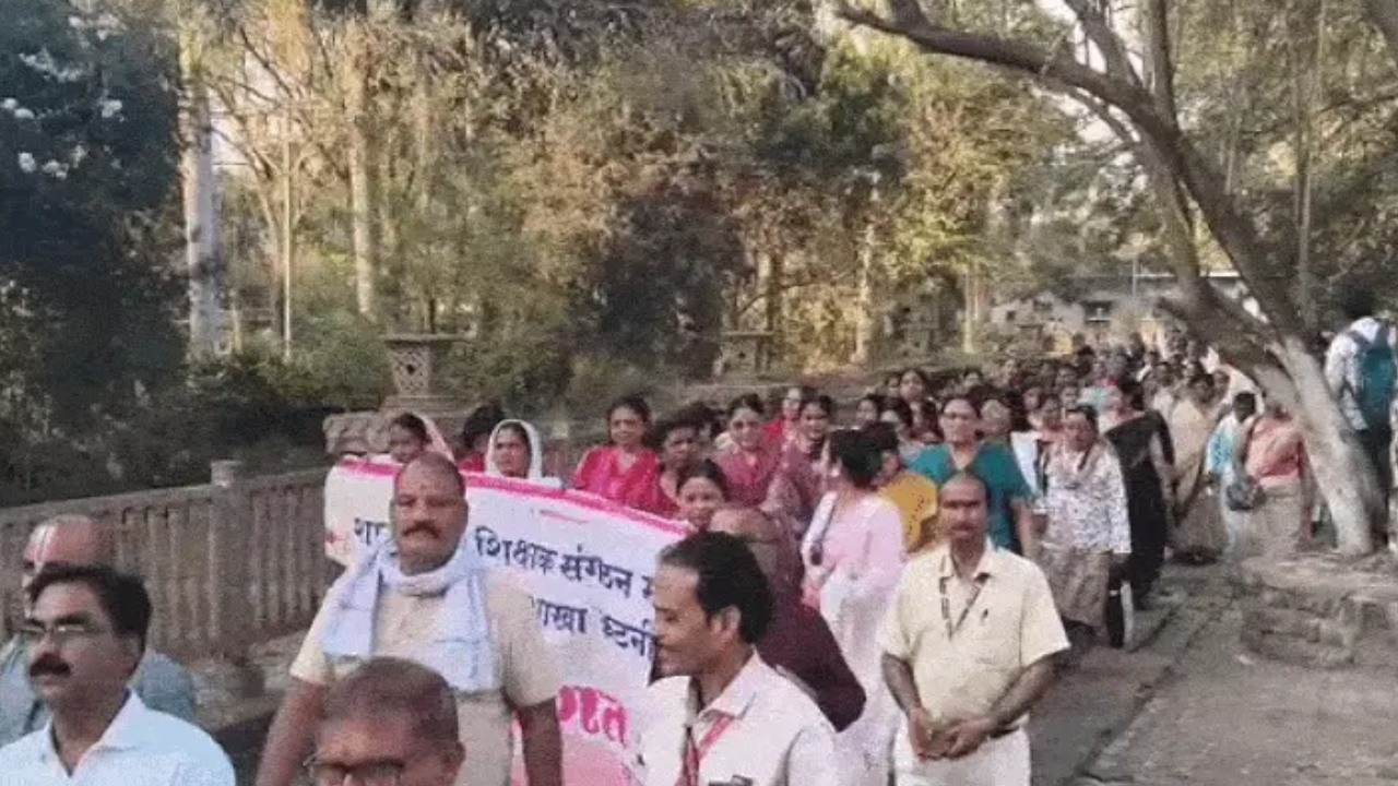 राजधानी में शिक्षकों का बड़ा प्रदर्शन: TET अनिवार्यता के विरोध में 50 हजार से ज्यादा शिक्षक जुटे