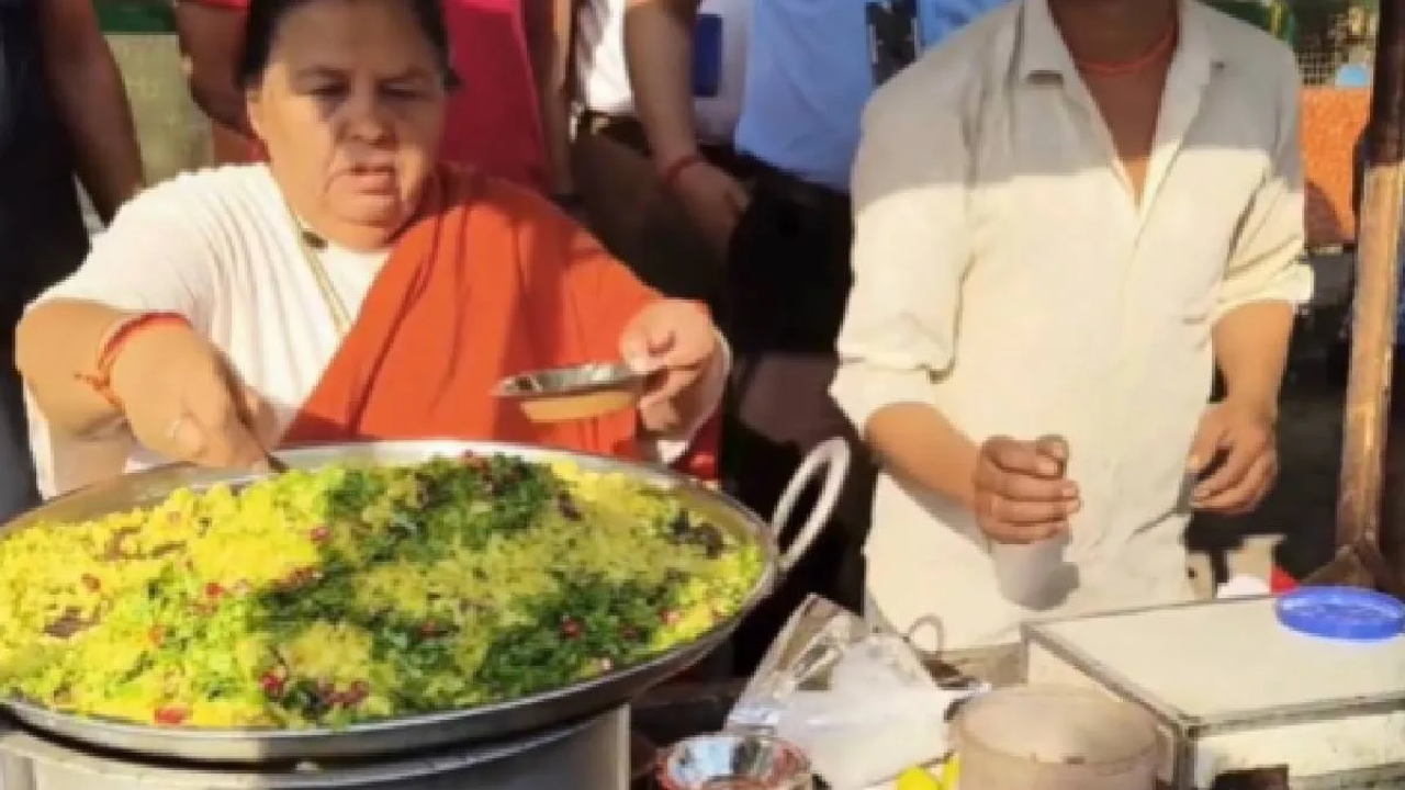 टीकमगढ़ में उमा भारती ने लगाया पोहा ठेला, गरीब दुकानदारों के समर्थन में उतरीं