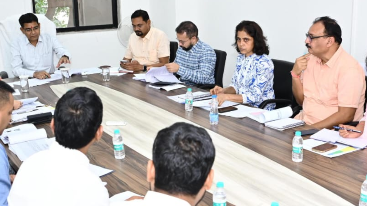 राजस्व मंत्री टंक राम वर्मा ने की विभागीय कार्यों की समीक्षा बैठक, अधिकारियों को दिए सख्त निर्देश, समयबद्ध काम पर जोर