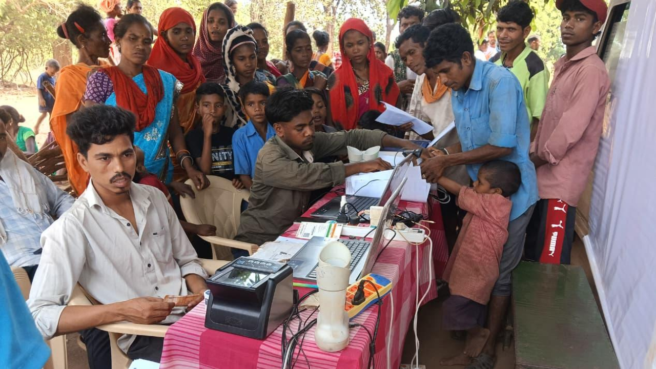 सुशासन की नई मिसाल: नारायणपुर के सुदूर लंका गांव तक पहुंचा प्रशासन, ग्रामीणों के लिए खुले विकास के द्वार