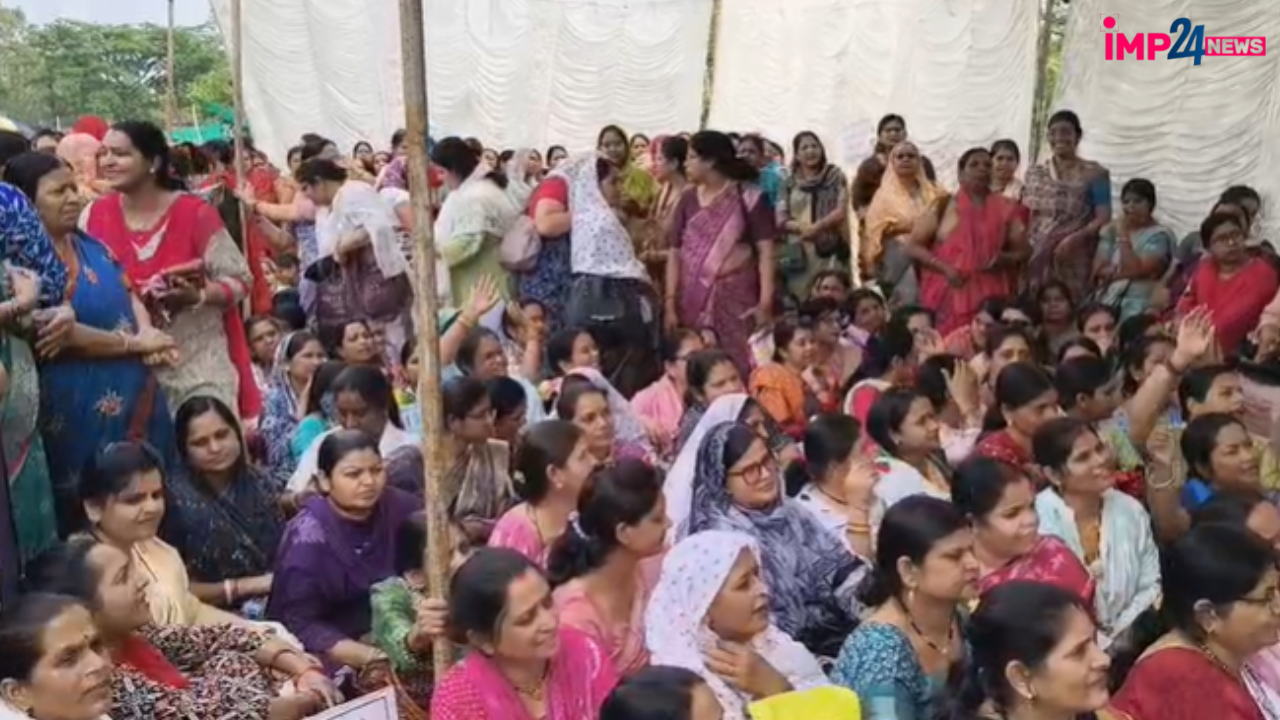 दमोह में शिक्षकों का उग्र प्रदर्शन: TET आदेश के विरोध में कलेक्ट्रेट घेराव, सरकार को दी बड़े आंदोलन की चेतावनी