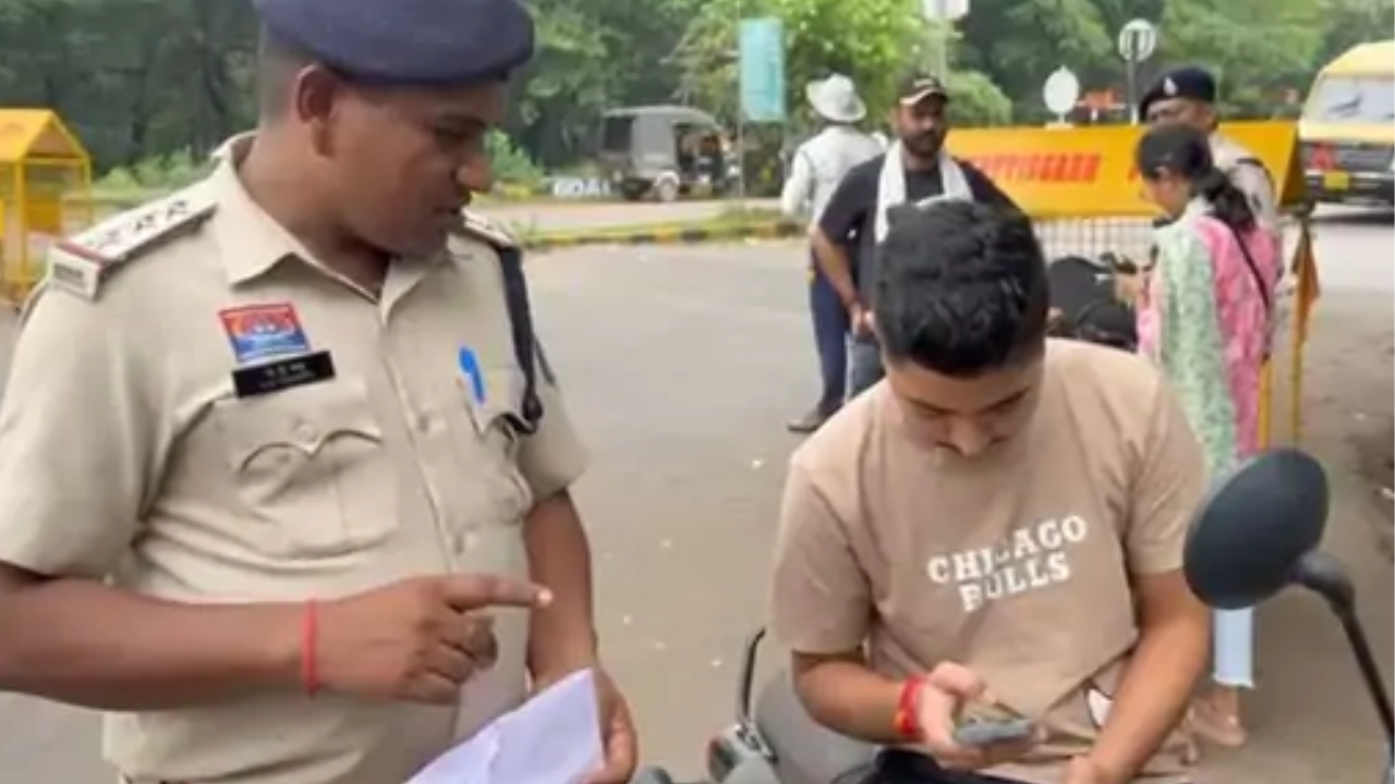 CG Durg News: दुर्ग में बिना हेलमेट बाइक चला रहे 24 पुलिसकर्मियों का कटा चालान, ITMS कैमरों से हुई पहचान
