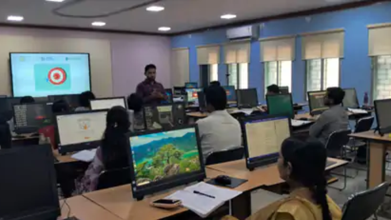 बस्तर में स्कूली शिक्षा में AI की एंट्री, शिक्षकों को दी गई आधुनिक तकनीक की ट्रेनिंग