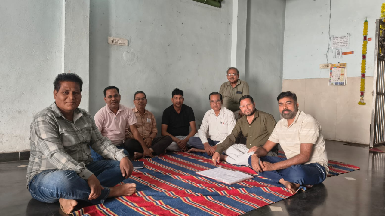 शिवपार्क कॉलोनी अमलेश्वर में हुई महत्वपूर्ण बैठक, मूलभूत समस्याओं और विकास कार्यों पर बनी रणनीति