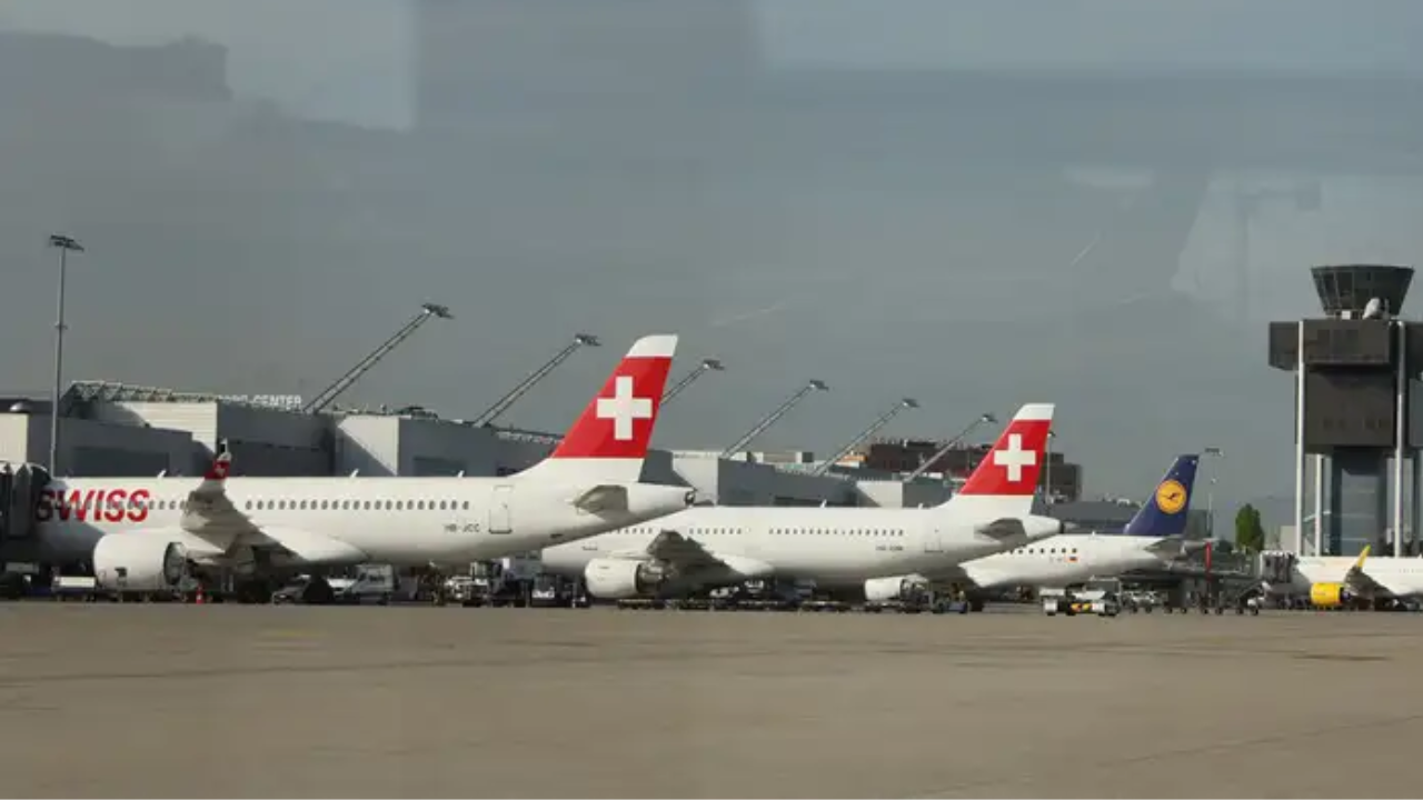 दिल्ली एयरपोर्ट पर बड़ा हादसा टला: टेकऑफ से पहले स्विस फ्लाइट में धुआं, 232 यात्री सुरक्षित निकाले गए