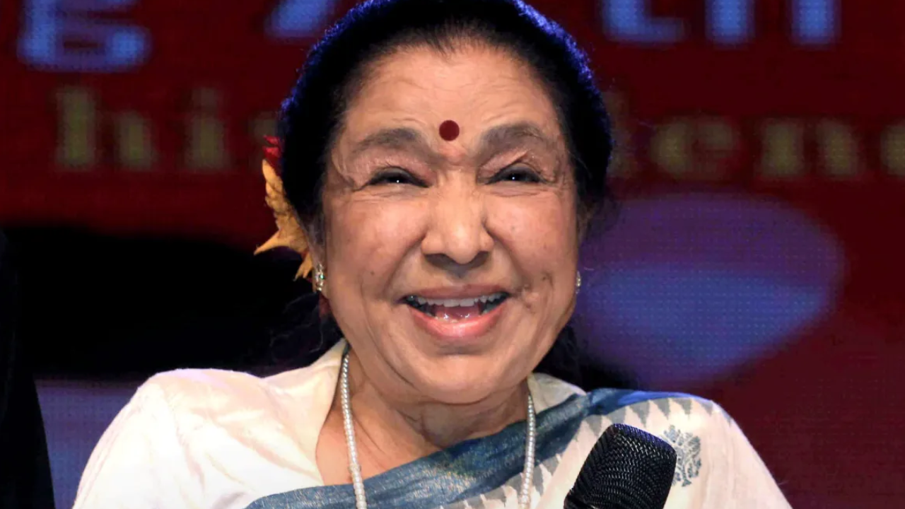 कितनी है आशा भोसले की नेटवर्थ? संगीत और व्यापार में छोड़ी अमूल्य विरासत, बई और ब्रिटेन तक फैला है होटल बिजनेस