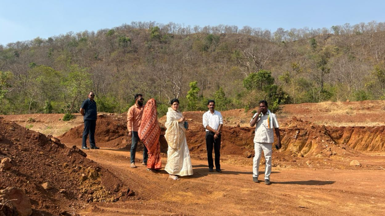 Rajnandgaon News: डोंगरगढ़ के ग्राम ढारा में अवैध मुरुम खनन पर बढ़ा विवाद, निरीक्षण के लिए पहुंचीं विधायक हर्षिता स्वामी बघेल