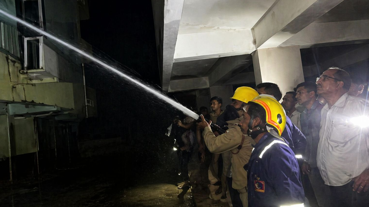 भिलाई के फ्लैट में लगी भीषण आग, दमकल की तत्परता से टला बड़ा हादसा