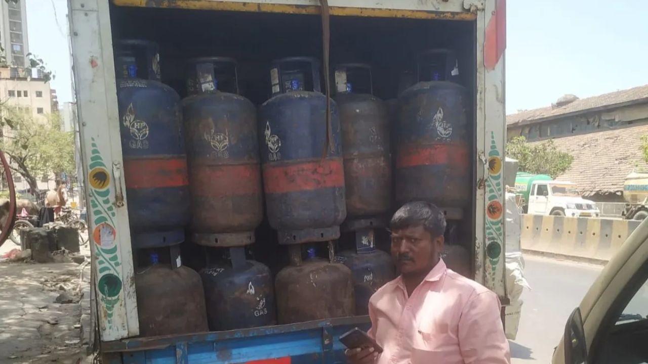 मुंबई में LPG की कालाबाजारी पर बड़ी कार्रवाई: 451 सिलेंडर और 8 वाहन जब्त