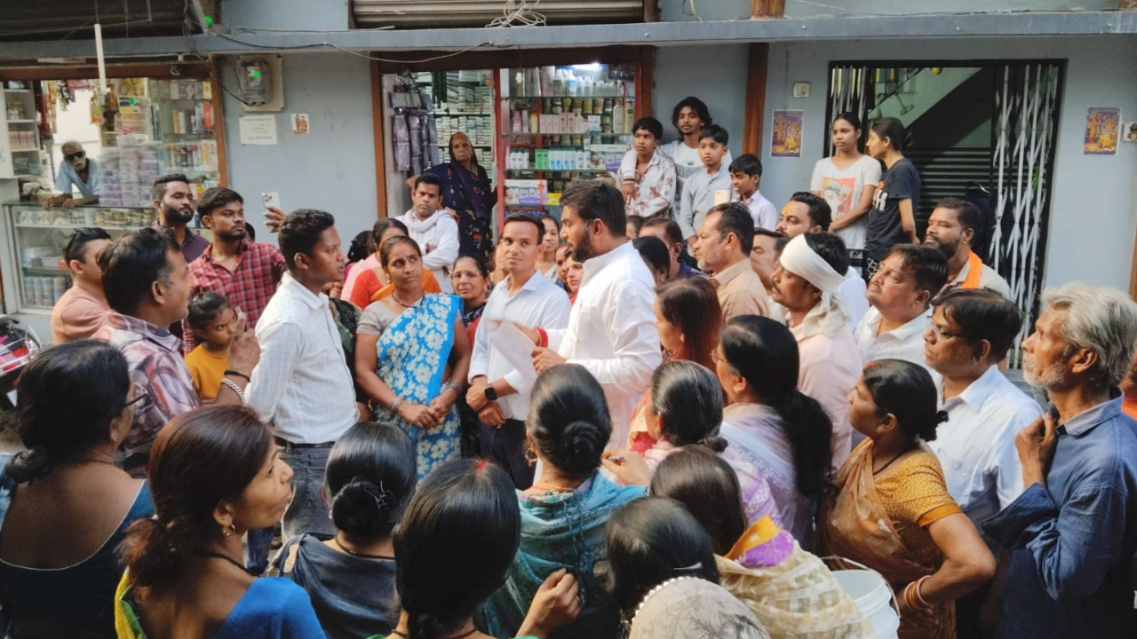 महापौर के वार्ड में गहराया जल संकट, नेता प्रतिपक्ष आकाश तिवारी ने मौके पर पहुंचकर दिए टैंकर व्यवस्था के निर्देश