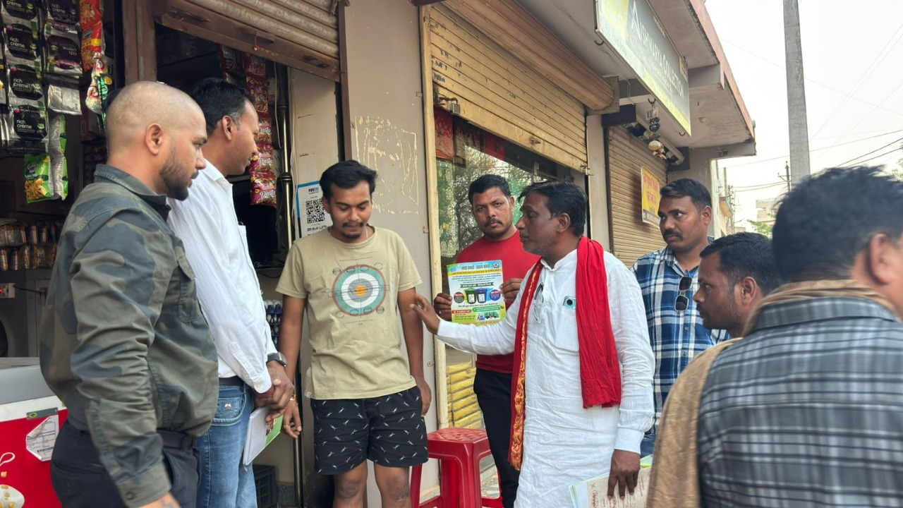 CG Kawardha News: कवर्धा में खुद मैदान में उतरे नपा अध्यक्ष चंद्रप्रकाश चंद्रवंशी, घर-घर पहुंचाया स्वच्छता का संदेश