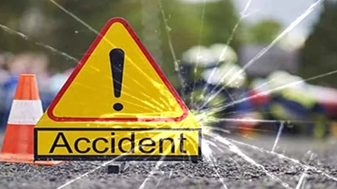 Kawardha Accident News: बाइक चालक की लापरवाही ने ली जान, ट्रक को ओवरटेक करने के दौरान चक्का में फंसा युवक, मौके पर मौत
