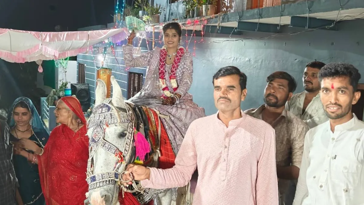 दुल्हन बनी ‘दूल्हा’: घोड़ी पर निकली बिंदौरी, गांव में बना चर्चा का विषय