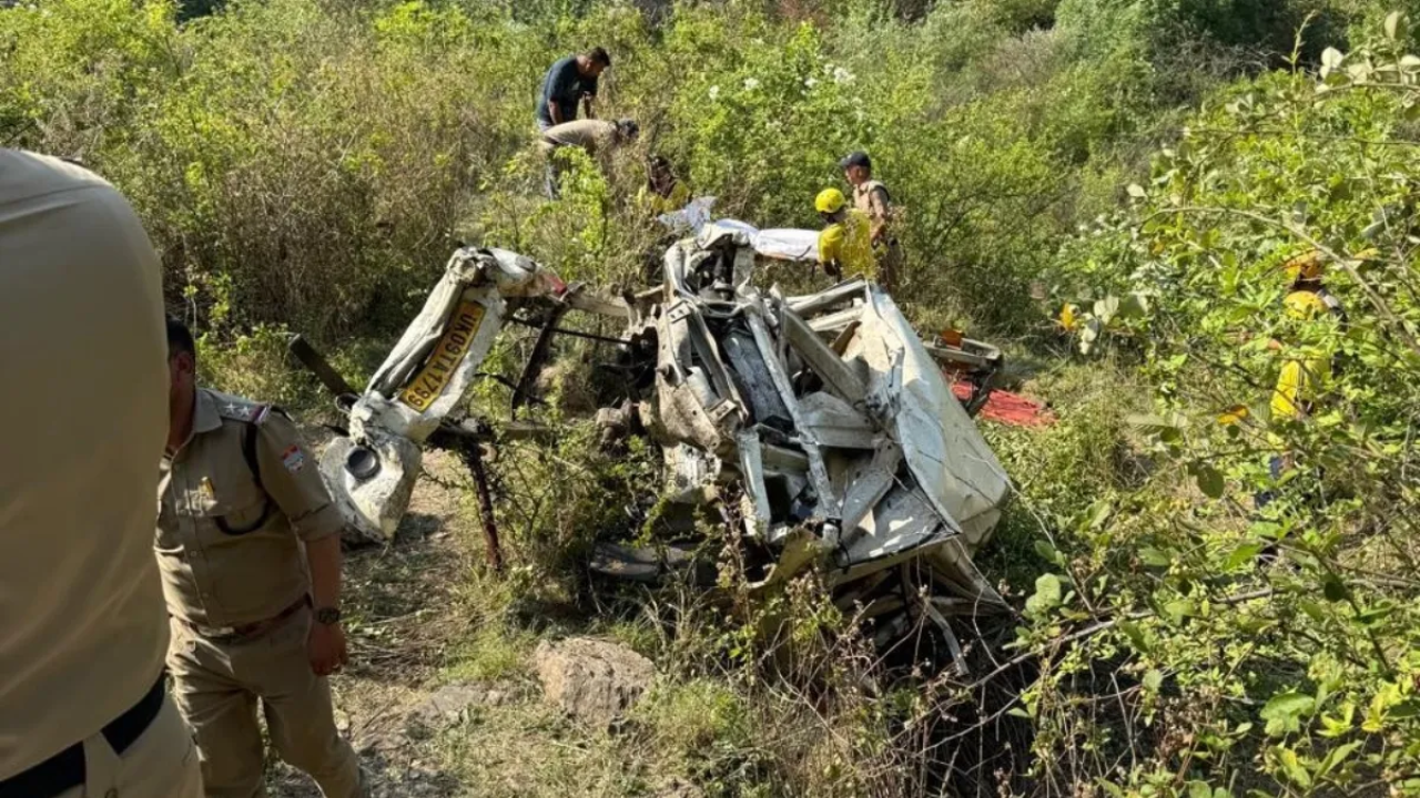 टिहरी गढ़वाल में दर्दनाक हादसा: 300 मीटर गहरी खाई में गिरी कार, 8 की मौत, 2 घायल