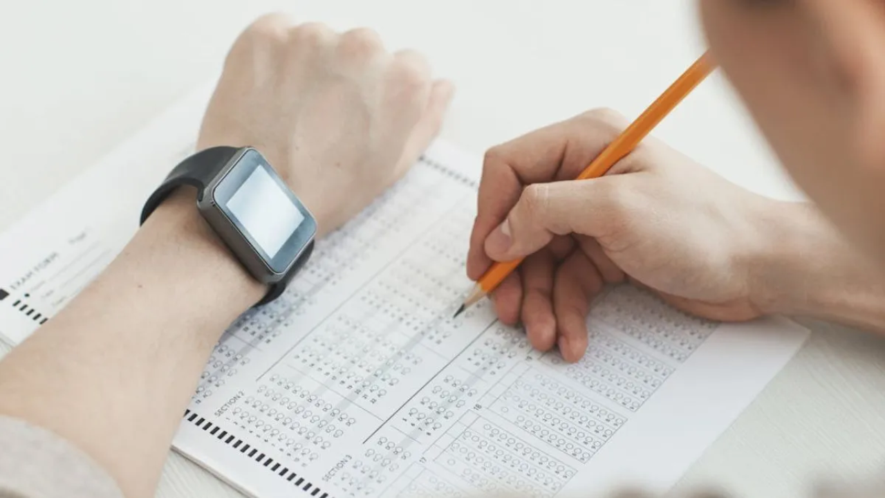 बेंगलुरु CET विवाद: परीक्षा केंद्र पर अभ्यर्थी से उतरवाया गया जनेऊ, 3 कर्मचारी सस्पेंड